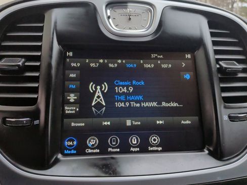 Used 2022 Chrysler 300 Touring w/ Sport Appearance Package image 25