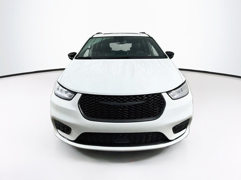 Used 2025 Chrysler Pacifica Limited FWD image 2