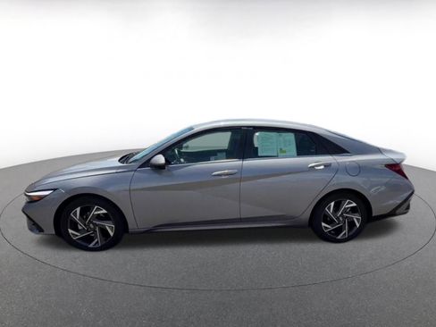 Used 2025 Hyundai Elantra Limited FWD image 9