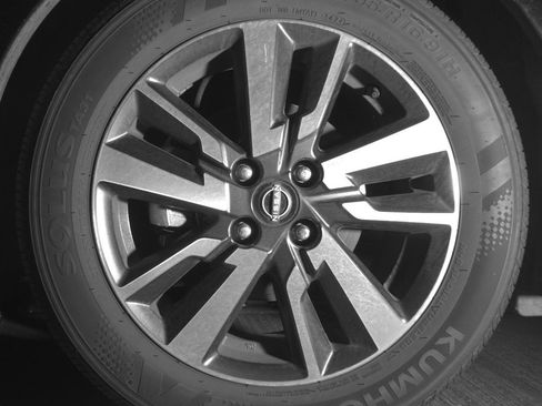 Used 2025 Nissan Versa SV image 12