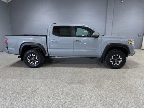 Used 2021 Toyota Tacoma TRD Off-Road w/ TRD Premium Off Road Package AWD/4WD image 2