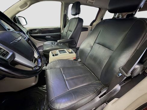 Used 2011 Chrysler Town & Country Touring-L image 11