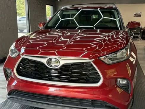 Used 2020 Toyota Highlander XLE FWD image 1
