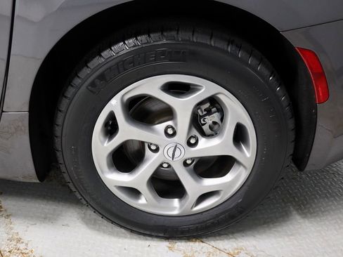 Used 2023 Chrysler Pacifica Limited FWD image 19