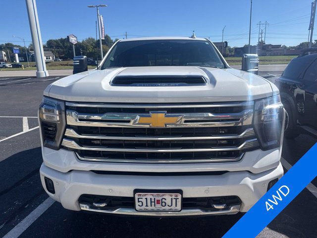 Used 2024 Chevrolet Silverado 2500 High Country w/ High Country Premium Package AWD/4WD image 2