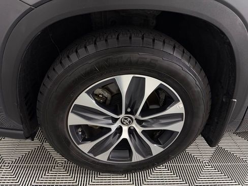 Used 2023 Toyota Highlander XLE FWD image 12