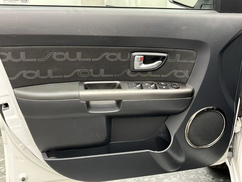Used 2013 Kia Soul + image 6