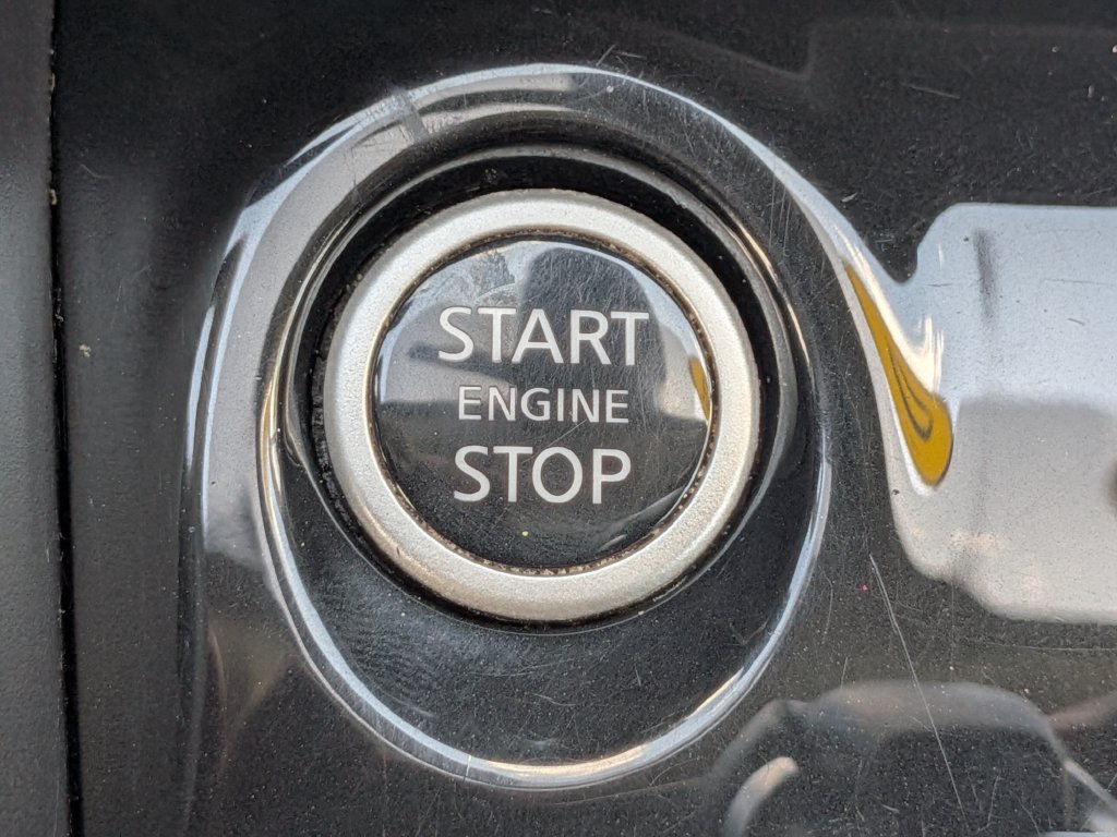 Used 2025 Nissan Versa SR FWD image 28