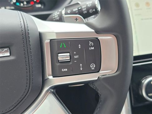 New 2025 Land Rover Discovery Dynamic SE image 19