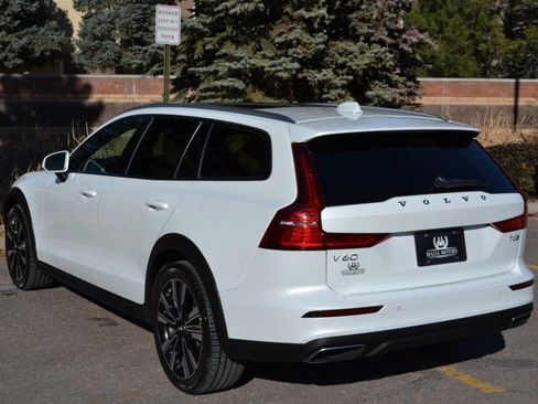 Used 2020 Volvo V60 T5 Cross Country image 9