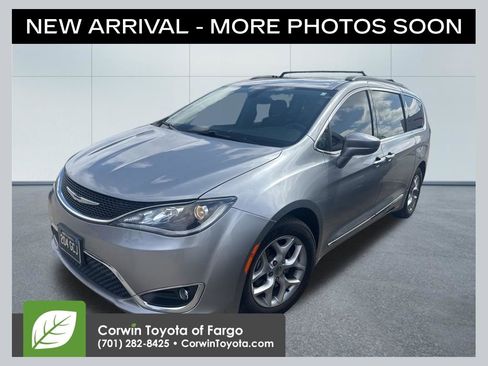 Used 2017 Chrysler Pacifica Touring-L w/ Tire & Wheel Group FWD image 1