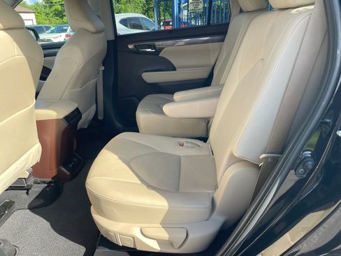 Used 2020 Toyota Highlander Limited FWD image 20