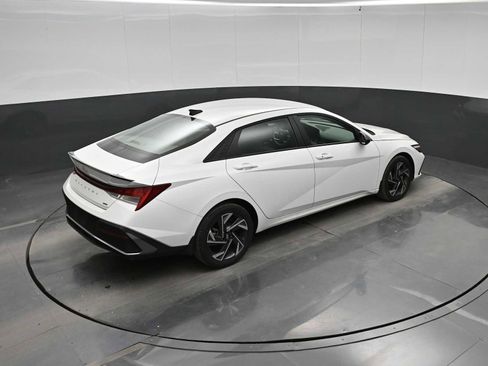 Used 2025 Hyundai Elantra SEL FWD image 29