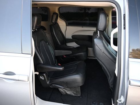 Used 2019 Chrysler Pacifica Touring-L FWD image 18