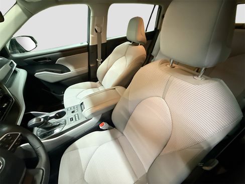 Used 2025 Toyota Highlander LE image 20