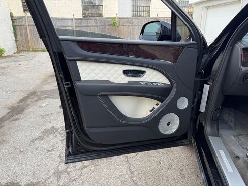 Used 2023 Bentley Bentayga AWD/4WD image 24
