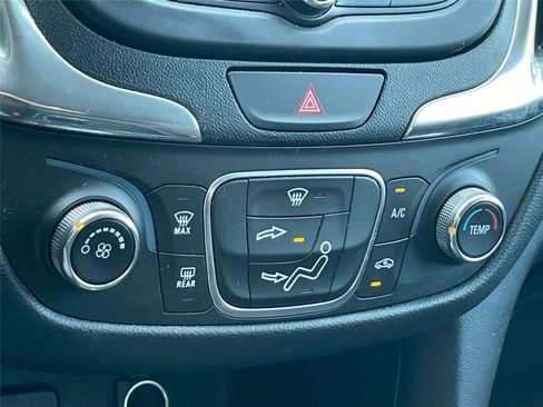 Used 2018 Chevrolet Equinox LT AWD/4WD image 16
