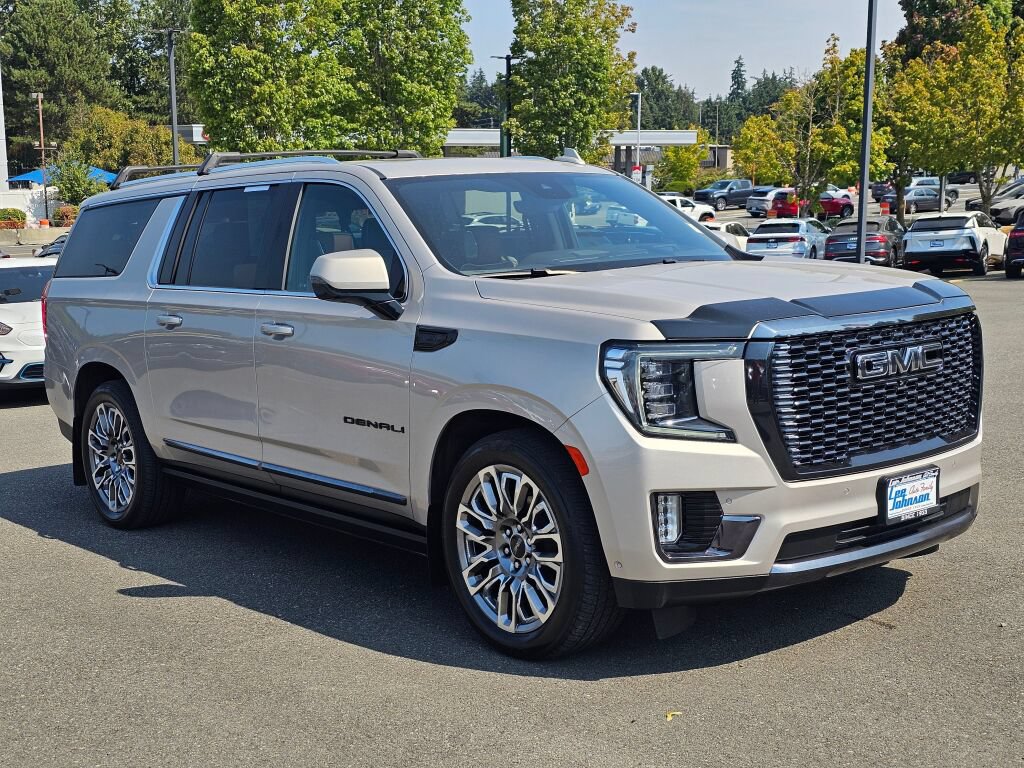 Used 2023 GMC Yukon XL Denali Ultimate AWD/4WD image 3