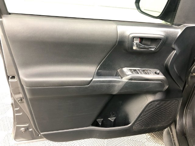 Used 2016 Toyota Tacoma TRD Sport w/ Towing Package AWD/4WD image 12