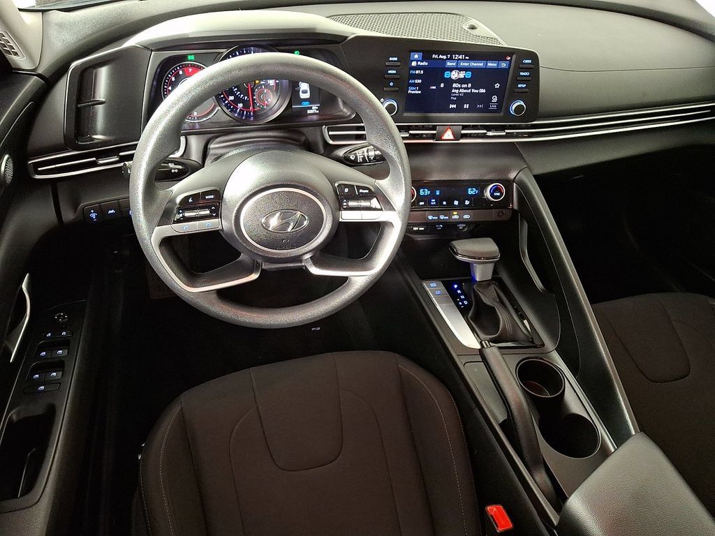 Used 2023 Hyundai Elantra SEL w/ Cargo Package FWD image 2