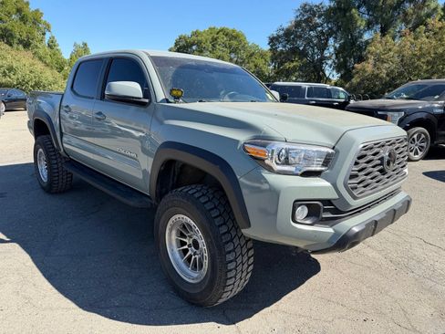 Used 2023 Toyota Tacoma TRD Off-Road w/ Technology Package AWD/4WD image 7