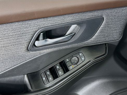 Used 2022 Nissan Rogue SV image 15