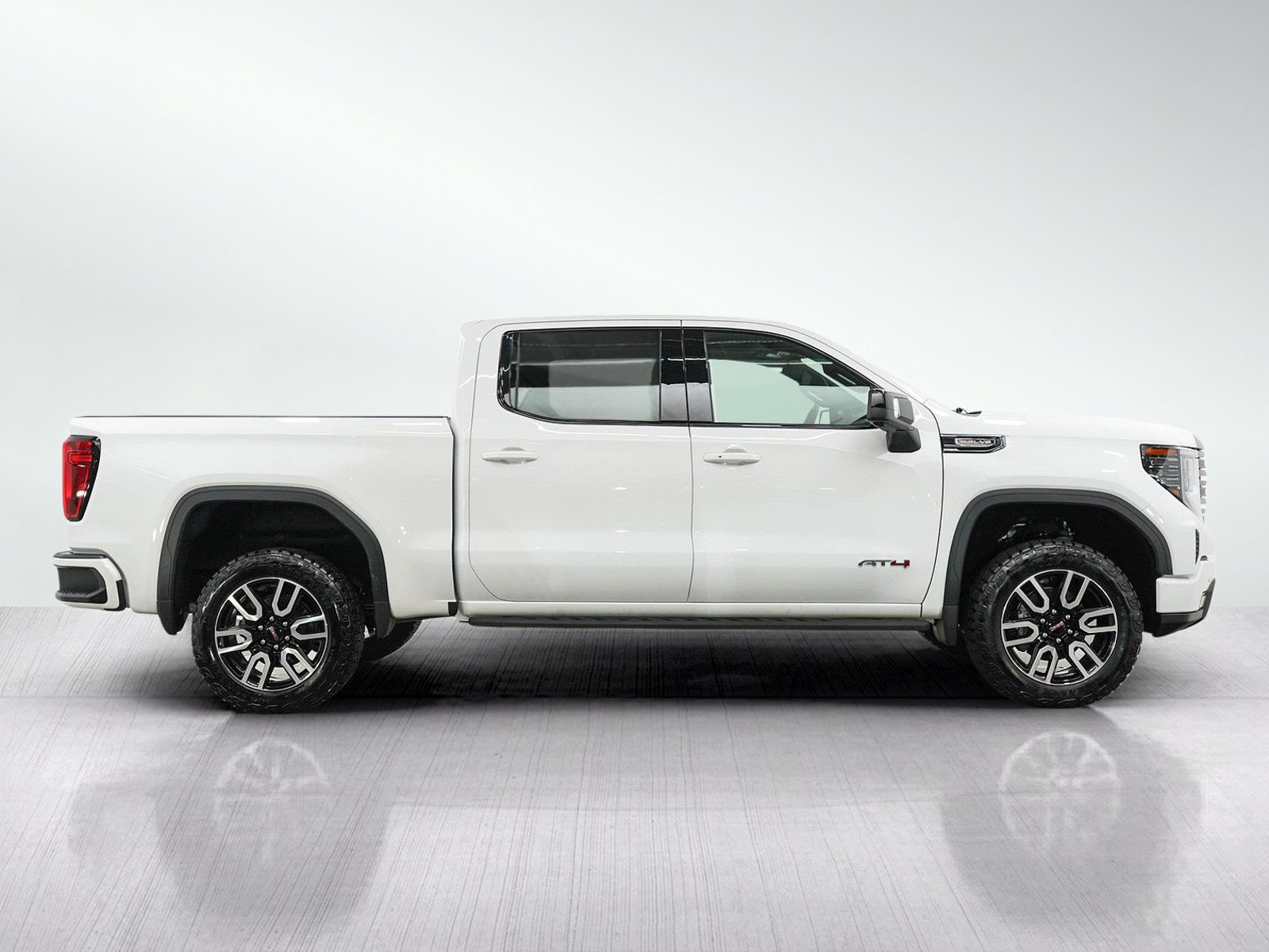 Used 2024 GMC Sierra 1500 AT4 w/ Technology Package AWD/4WD image 7