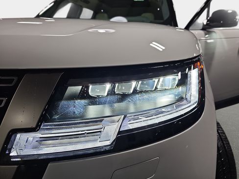 Certified 2025 Land Rover Range Rover SE AWD/4WD image 34