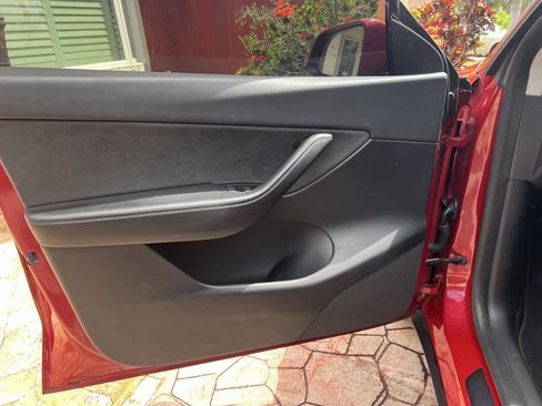 Used 2022 Tesla Model Y Long Range image 14