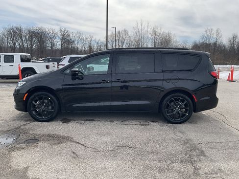 New 2026 Chrysler Pacifica Select w/ S Appearance Package image 4