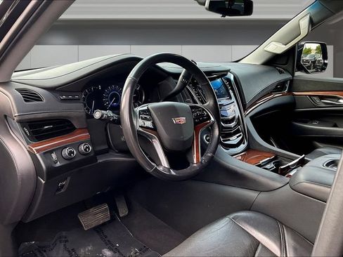 Used 2019 Cadillac Escalade ESV Premium Luxury AWD/4WD image 17
