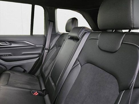 Used 2025 Jeep Grand Cherokee Laredo image 18
