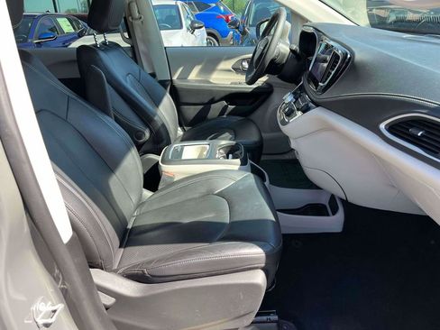Used 2022 Chrysler Pacifica Touring-L FWD image 11