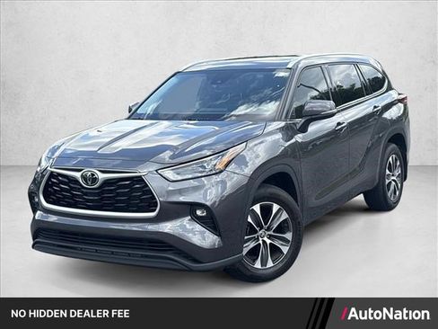 Used 2022 Toyota Highlander XLE AWD/4WD image 1