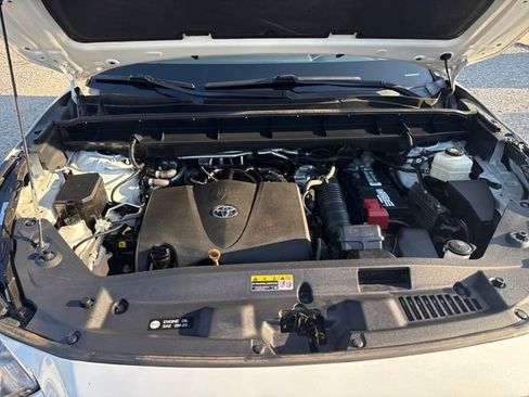 Used 2020 Toyota Highlander XLE image 11