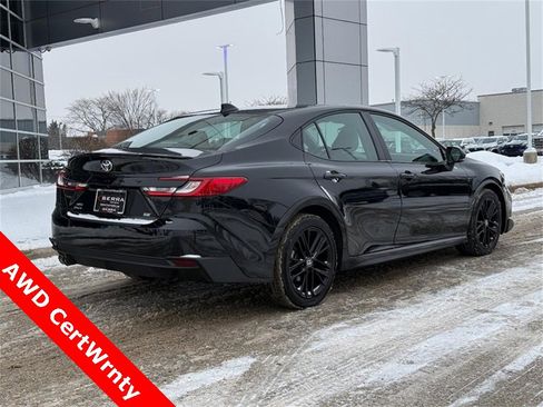 Used 2025 Toyota Camry SE image 3