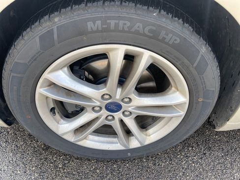 Used 2018 Ford Fusion SE w/ Fusion SE Technology Package FWD image 5