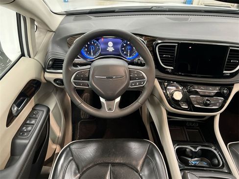 Used 2024 Chrysler Pacifica Limited image 11