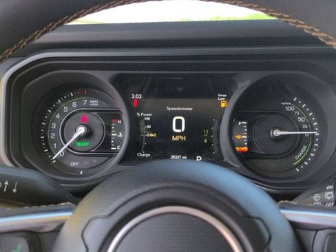 Used 2024 Jeep Wrangler Unlimited Sahara w/ Technology Group AWD/4WD image 11