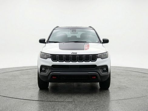 Used 2025 Jeep Compass Trailhawk AWD/4WD image 2