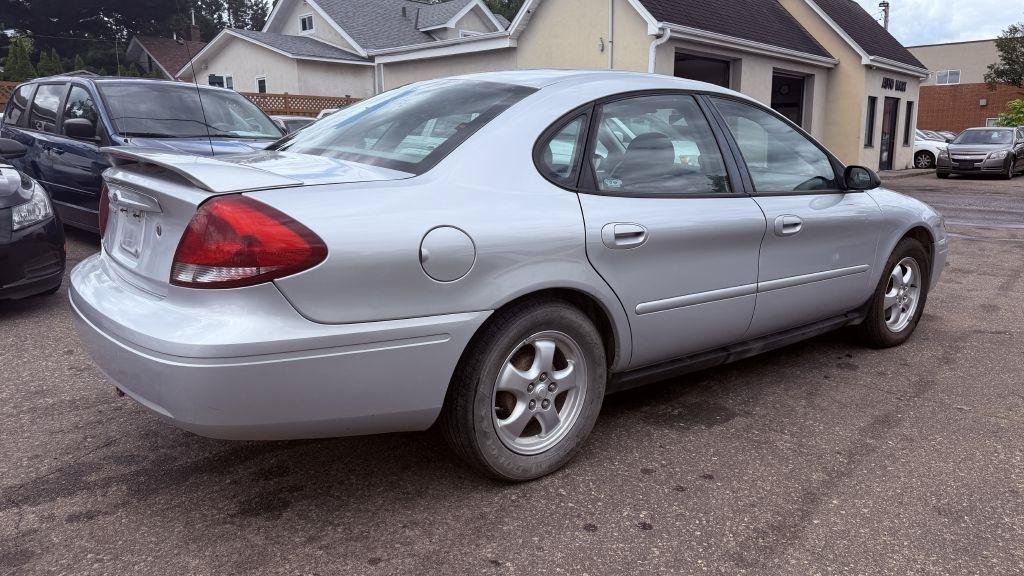 Used 2005 Ford Taurus SE FWD image 3