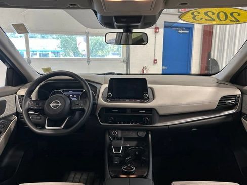 Used 2023 Nissan Rogue SV AWD/4WD image 16