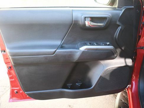 Used 2016 Toyota Tacoma TRD Sport image 13