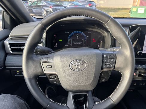 Used 2025 Toyota Camry SE image 32