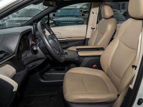 Used 2021 Toyota Sienna XLE image 13