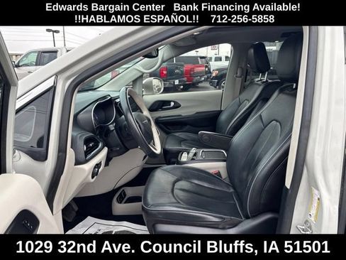 Used 2020 Chrysler Pacifica Limited w/ Tire & Wheel Group FWD image 16