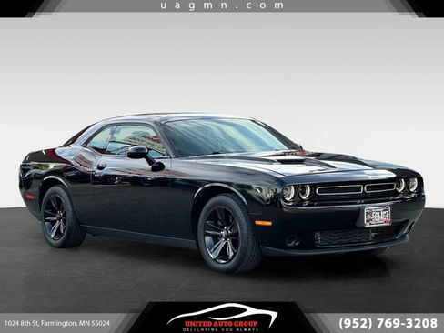 Used 2017 Dodge Challenger SXT RWD image 1