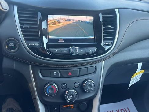 Used 2022 Chevrolet Trax LT w/ LT Convenience Package image 9