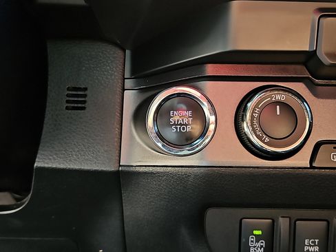 Used 2023 Toyota Tacoma TRD Off-Road w/ Technology Package AWD/4WD image 21