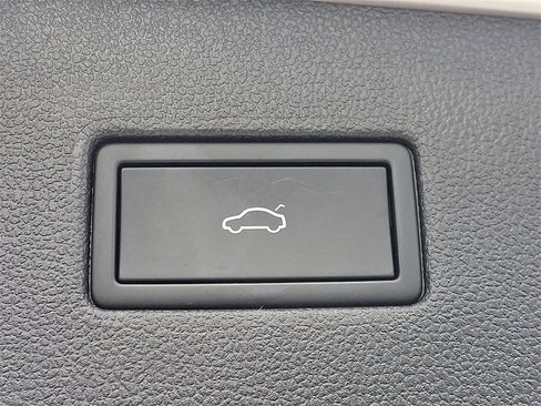 Used 2022 Volkswagen Tiguan SE image 30